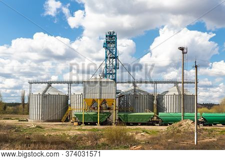Modern Steel Agricultural Grain Granary Silos Cereal Storage Warehouse Loading Railway Cargo Carriag