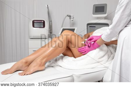 Aesthetic Cosmetologist Makes Lipolytic Injections To Burn Fat On The Thighs, Hips And Body Of A Wom