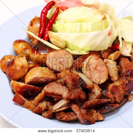 Thailandske svinekød pølse og stegt flæsk