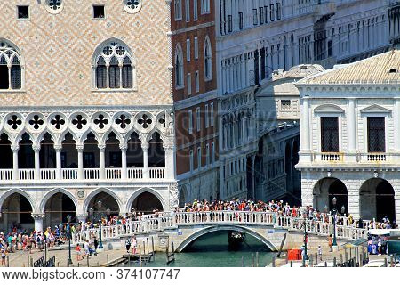 Venice, Ve, Italy - July 23, 2013; Many Tourists On The Bridge Visiting Venice And Ducal Palace