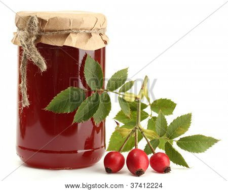 jar แยมกุหลาบสะโพกและสุกครบ แยกต่างหากบนพื้นสีขาว