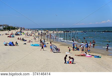 Hampton, Virginia, U.s.a - June 29, 2020 - Crowds On The Buckroe Beach During A Hot Summer Day
