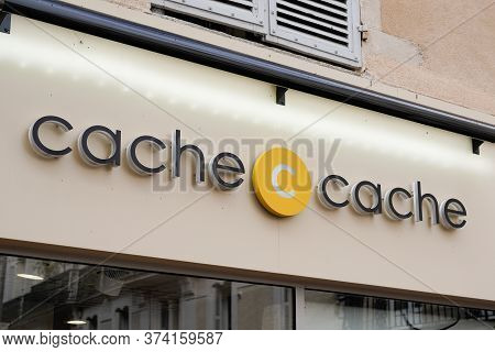 Bordeaux , Aquitaine / France - 06 20 2020 : Cache-cache Shop Sign And Logo On Store For Women  Clot
