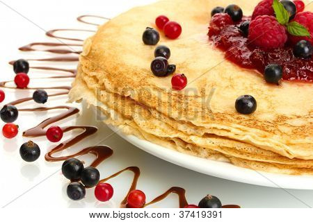 แพนเค้กอร่อยครบและติดบนจานแยกต่างหากบนพื้นสีขาว