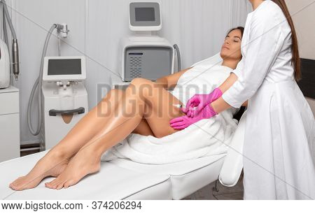 Aesthetic Cosmetologist Makes Lipolytic Injections To Burn Fat On The Thighs, Hips And Body Of A Wom