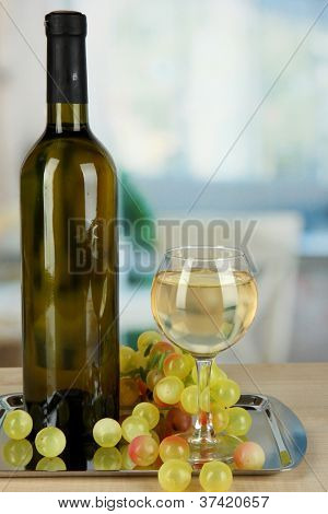 Vino in vetro con bottiglia su Spinelli su sfondo camera bianco