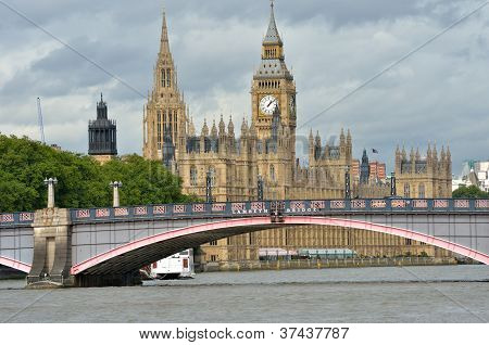 Parlament s lambeth bridge v popředí