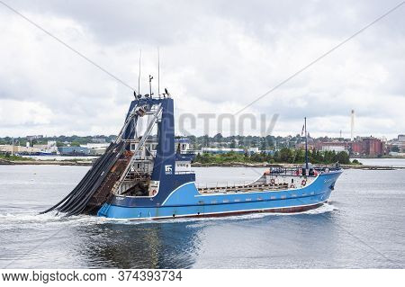 New Bedford, Massachusetts, Usa - July 1, 2020: Clammer Sea Watcher Ii Returning To New Bedford As S