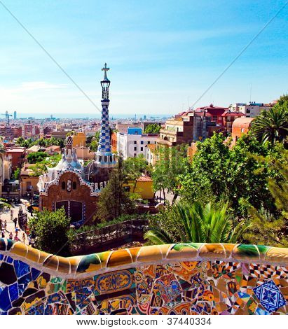 La famosa estate Parco Guell sopra luminoso cielo azzurro a Barcellona, Spagna