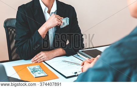 Businessmen give dollars to bribe employees in signing contracts to buy illegal land and real estate