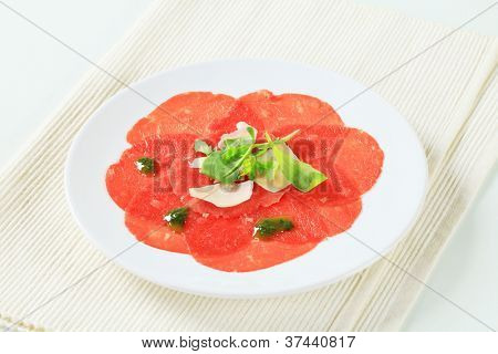 Carpaccio mit Pesto und Parmesan auf der Platte