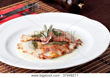Saltimbocca - dana eti prosciutto ve taze adaçayı yaprakları ile dilim.
