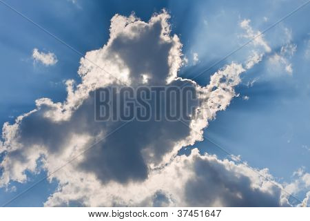 Cielo azul con nubes y sol puede usarse como fondo