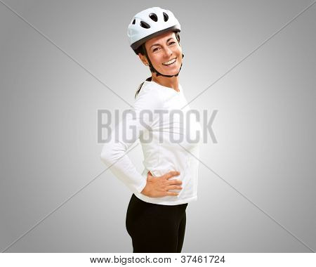 femme portant le casque sur un fond gris