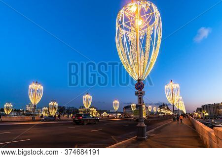 Moscow, Russia - Feb 21. 2020. Beautiful Lanterns On Bolshoy Moskvoretsky Bridge