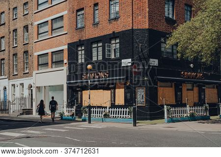 London, Uk - June 13, 2020: Boarded Up Facade Of Simmons Bar In Fitzrovia, Diverse Area Of Central L