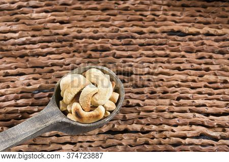 Natural And Roasted Cashew Nut - Anacardium Occidentale