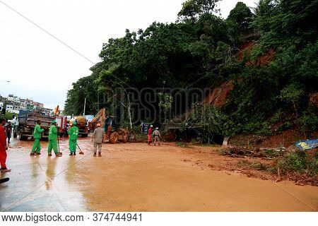 Salvador, Bahia / Brazil - April 9, 2015: Members Of The Fire Department And Volunteer People Are Se