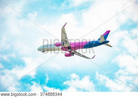 Wizz Air G-wukl Airbus A321-231 Lift-off From Bratislava Airport
