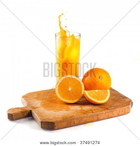 suco de laranja fresco helthy e fatias de laranjas, em fundo branco