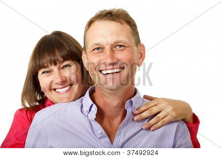 Aantrekkelijke vrolijke vrouw met mens in liefde glimlachen op witte achtergrond. Portret van gelukkig volwassen w