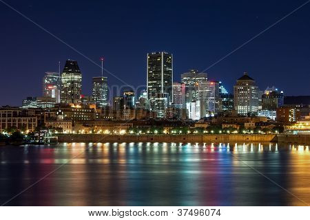Vista del Downtown Montreal por la noche.