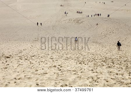 PYLA SUR MER, FRANCE - 8 août : Les gens visite de la célèbre dune du Pyla, la plus haute dune de sable d'E