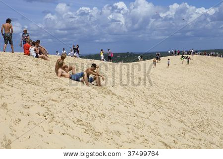 PYLA SUR MER, FRANCE - 8 août : Les gens visite de la célèbre dune du Pyla, la plus haute dune de sable d'E
