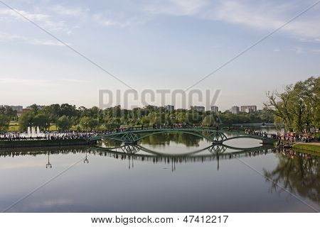 Passarela refletindo na lagoa