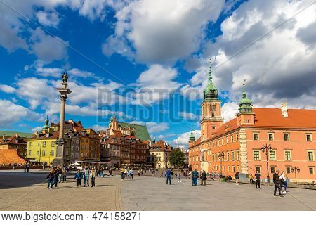 Warsaw, Poland - September 19, 2022: Royal Castle And Sigismund Column In Warsaw In A Sunny Day, Pol