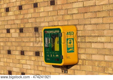 Great Yarmouth, Uk - March 10 2022: An On-wall Defibrillator In Great Yamouth, Uk