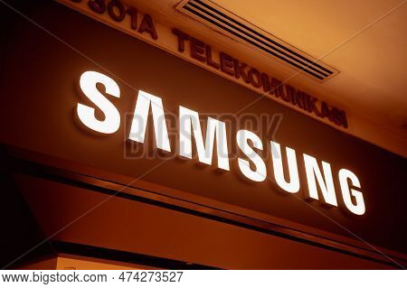 Kuala Lumpur, Malaysia - December 04, 2022: Sumsung Brand Retail Shop Logo Signboard On The Storefro