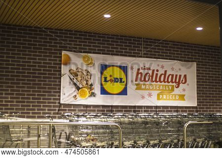 Augusta, Ga Usa - 11 21 20: Lidl Grocery Stroe At Night Holiday Banner On The Wall