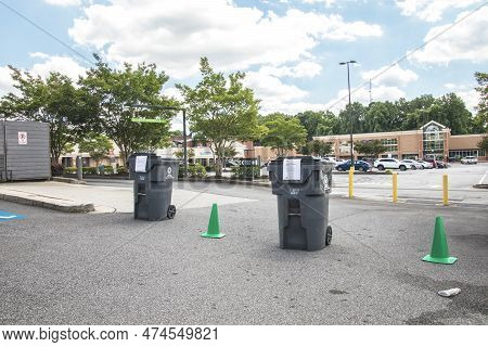 Atlanta, Ga Usa - 05 31 20: Starbucks Restaurant Trash Cans Block Entrance After George Floyd Riots 