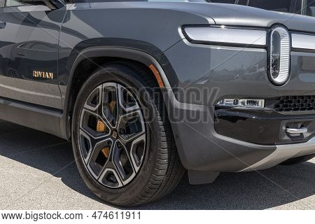 Rivian R1S Ev Electric Vehicle Display At A Dealership. Rivian Offers The R1S In Adventure And Launc