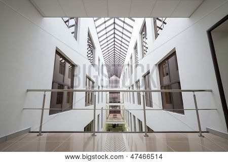 Moskva - DEC 3: Udsigt fra den øverste etage af moderne smukke interiør af Business Center Smirnovs