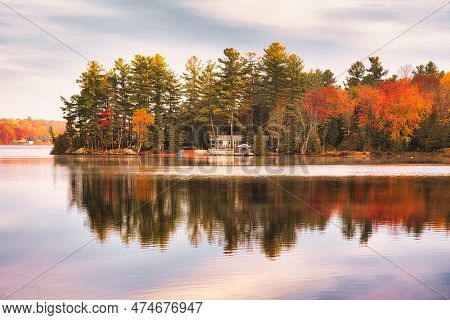 Kawartha Lakes, Canada - 20 October 2022: A Cabin On The Shore Of A Small Lake In The Kawartha Lakes