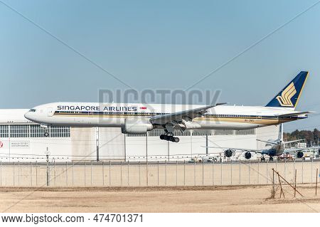 Narita - Japan, January 25, 2017: 9v-swl Boeing 777 Singapore Airlines Landing In International Nari
