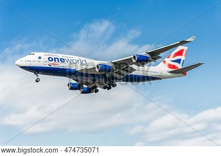London, England - August 22, 2016: G-civd British Airways Oneworld Livery Boeing 747 Landing In Lond