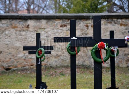 Gilded Cross Of Fallen Fighters In The First World War. 1914 And 1918. Circular Die-cast Metal Emble