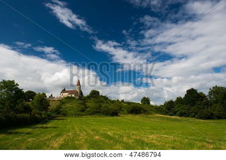Pequena igreja na paisagem francesa