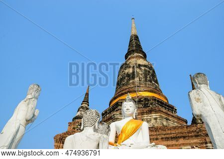 Beautiful View Of The Pagodas And Buddhas Of Ayutthaya Ruins, At Wat Ratchaburana And Wat Phra Si Sa