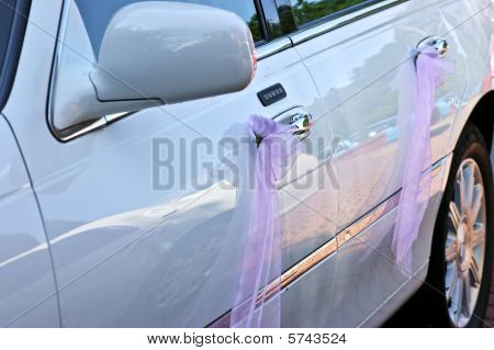 Zdobené, elegantní svatební auto