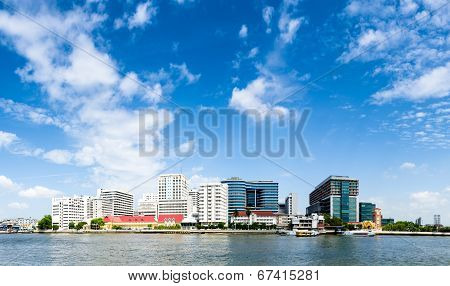 Bangkok, Thailand - July 28, 2014: New building of Siriaj Piyamaharajkarun Hospital on the Chaopraya
