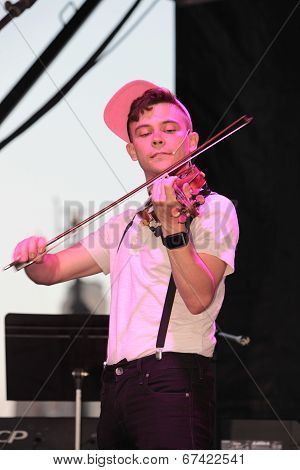 Violinist Edmund Bagnell performs