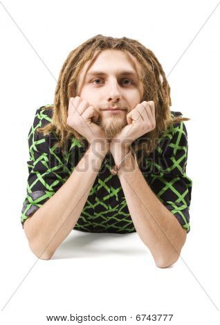unge dreadlock mand ligger isoleret