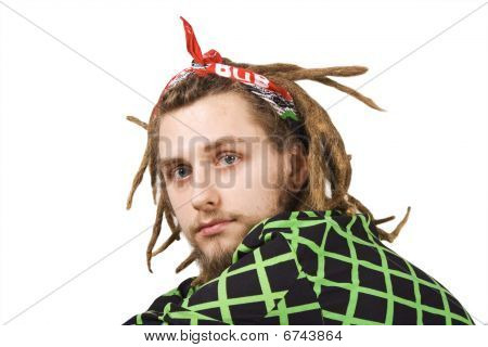Portræt af ung dreadlock mand isoleret