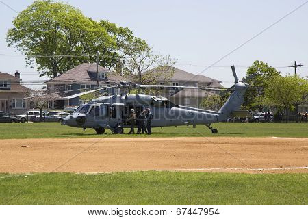 MH-60S helicopter from Helicopter Sea Combat Squadron Five with US Navy EOD team taking off