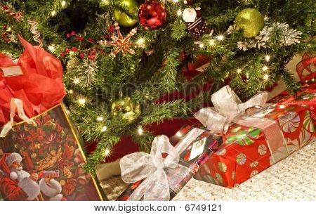 Primer plano del árbol de Navidad con regalos