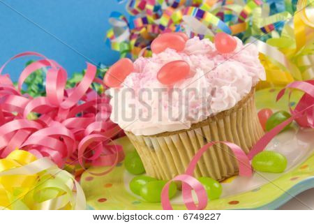 Cupcake de cumpleaños con adornos de colores